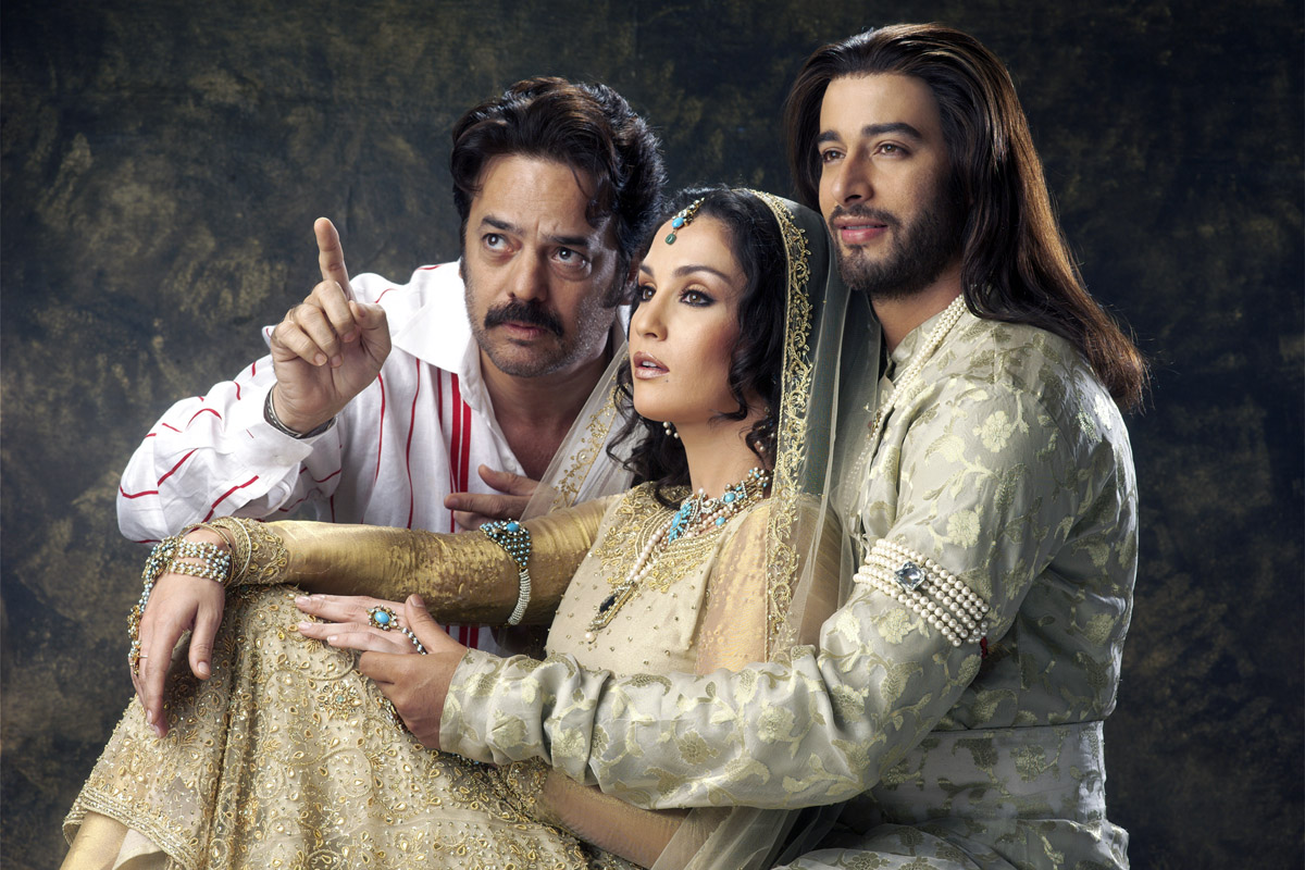A file pic of filmmaker Akbar Khan with the lead cast of Taj Mahal - An Eternal Love Story.