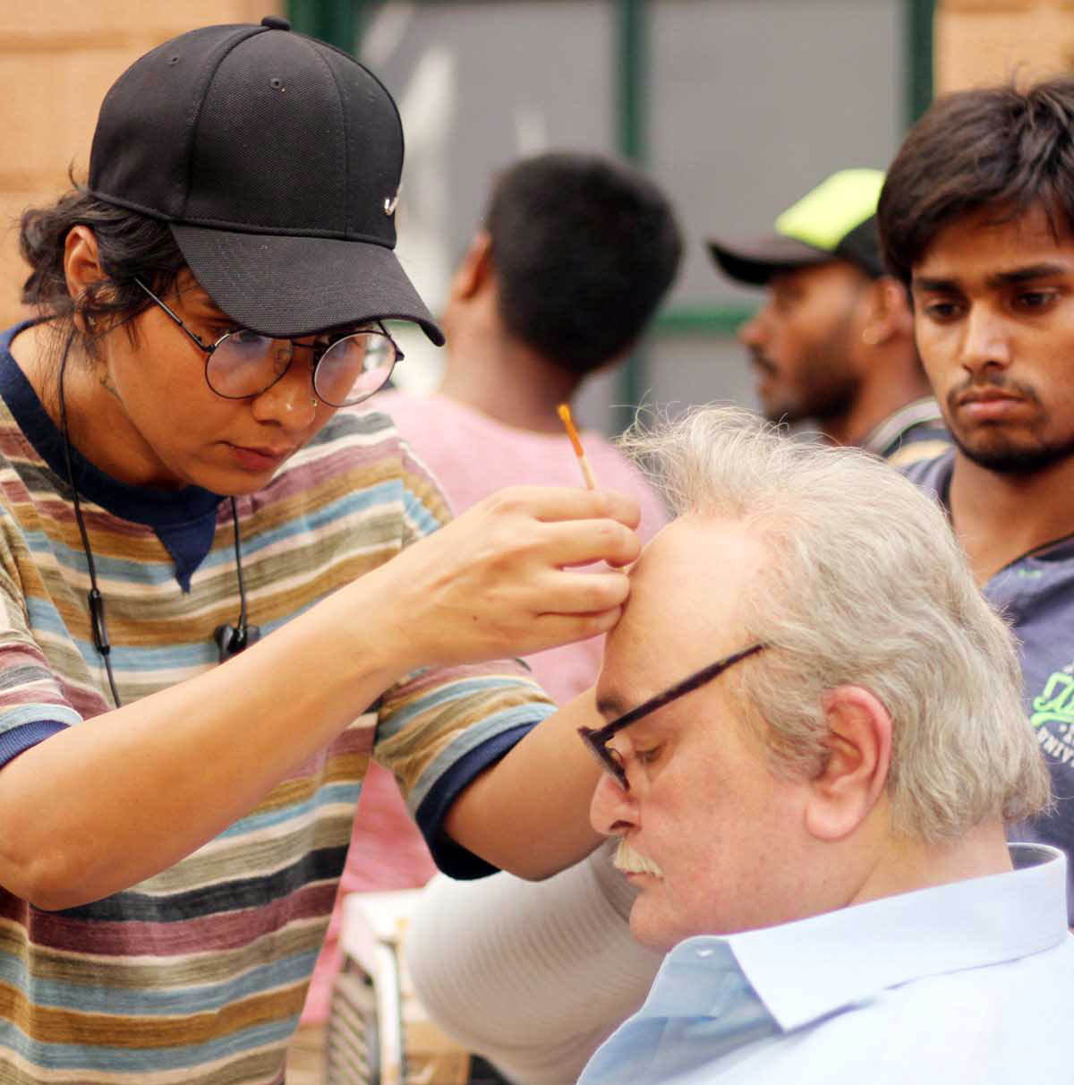 Preetisheel Singh working on Rishi Kapoor's look on the sets of 102 Not Out. - Pic 4